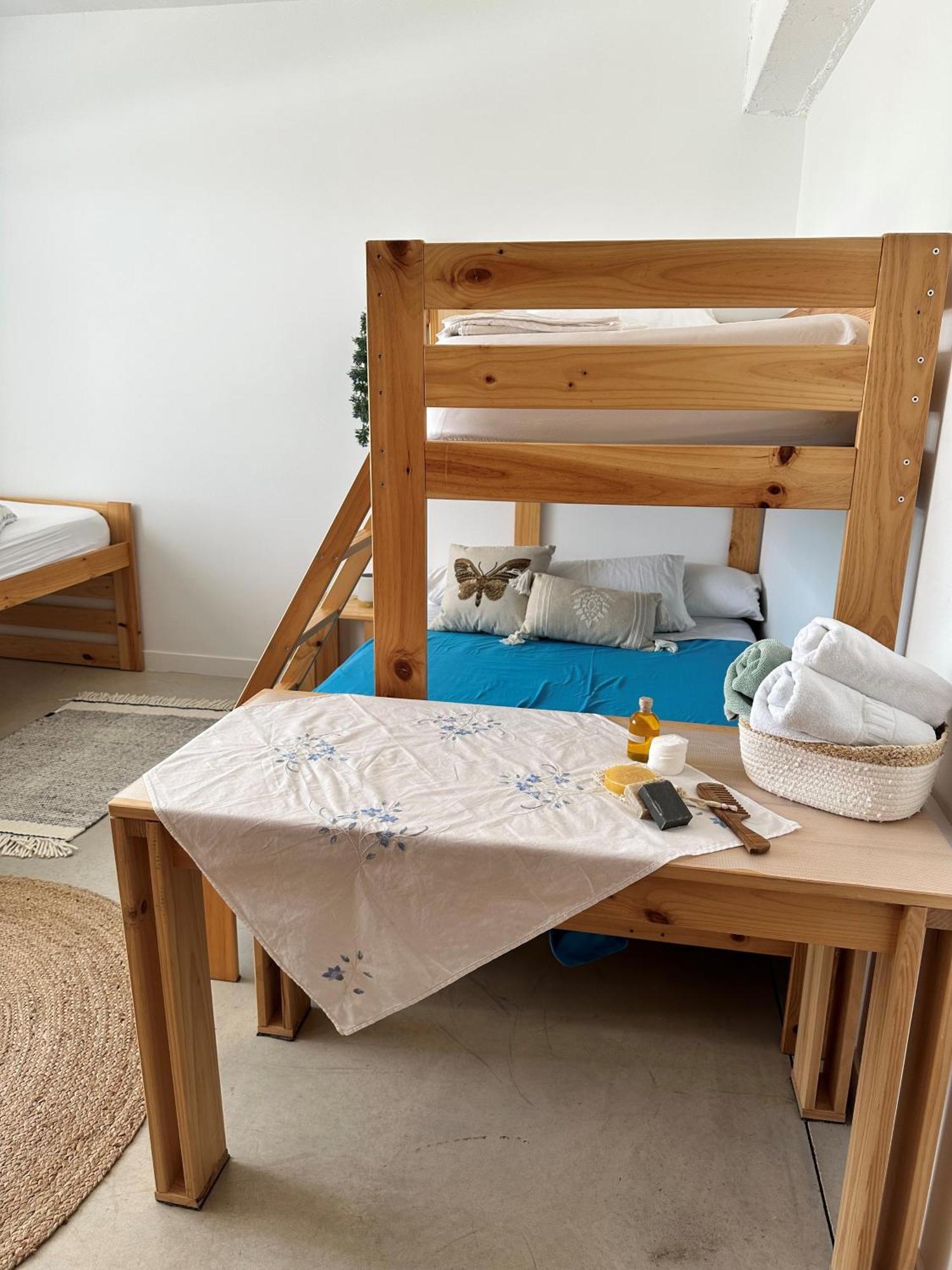 Entheos Hostel Lerin Buitenkant foto